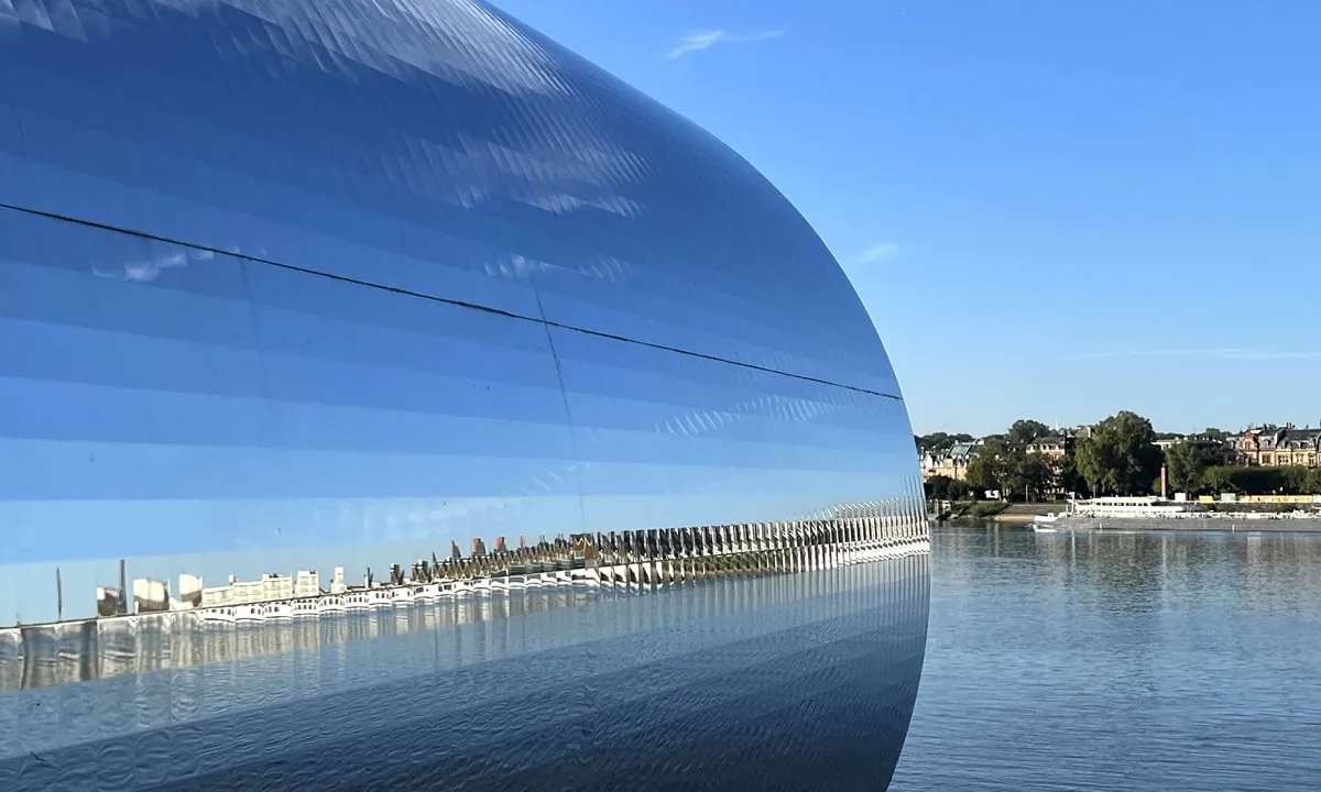 Kunstobjekt mit Spiegeln und Blick über den Rhein auf die Stadt Mainz &middot; ABE Elektrotechnik GmbH
